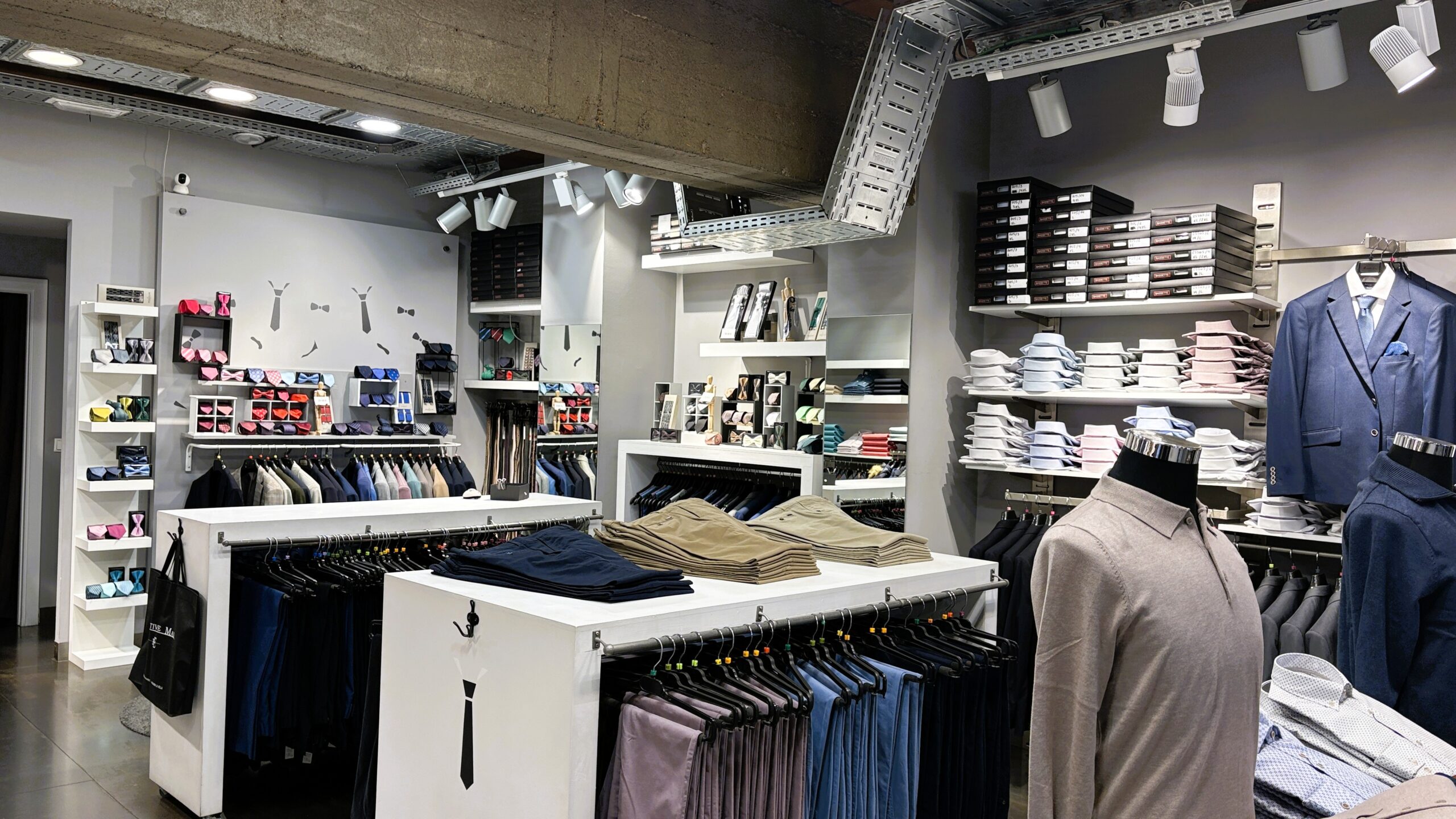 Presentem Executive Man, la botiga de vestits de senyor líder a Andorra. Presentem Executive Man, la botiga de vestits de senyor líder a Andorra, situada a 3 minuts del carrer més comercial d’andorra la Vella, com a referència darrera l’oficina principal de la Banca Mora i al costat d’un dels millor Restaurant d’andorra la Vella: ANGEL BELMONTE. És important comunicar tots els vestits de senyor (Trajes) estan fabricats artesanalment a Espanya. Som una botiga especialitzada a oferir-te la millor qualitat al millor preu en moda masculina, roba d’ús diari, roba per la feina i fins i tot roba de gala. Estem al cor d’Andorra la Vella, Executive Man és sinònim d’elegància i distinció per a l’home clàssic o modern, que valora la presència en qualsevol ocasió. A la nostra botiga trobaràs una gamma àmplia de vestits de senyor ideals per a negocis, celebracions o moments especials. Disposem d’americanes, pantalons, polos i abrics confeccionats amb materials seleccionats, que proporcionen confort, estil i durabilitat. El nostre equip t’assessorarà perquè trobis el tallat perfecte i et sentis segur i elegant. La selecció de camises varia des de les més clàssiques i formals fins a models Sport i de disseny exclusiu. Completa el teu look amb corbates, llacets, corbatins, cinturons, fulards i tota classe de roba de vestir per homes, per personalitzar el seu aspecte cada detall amb molta classe. Per als dies més frescos, disposem de jerseis, càrdigans i polos de diversos estils i colors. No només pensem en l’exterior: Executive Man també oferirà en un futur “underwear” de qualitat, rellotges elegants i fragàncies que completen el teu “outfit”. També carteres, gorres o maletins per portar els documents a la feina, al teu treball o reunions, d’una manera elegant.  Descobreix les nostres col·leccions de complements, com mocadors de butxaca, regals, motxilles i ulleres de sol. No oblidis l’àmplia secció de corbates de disseny. Ens adaptem a les darreres tendències sense renunciar a l’essència de la moda atemporal. Amb talles diverses, fins a la 62 i a vegades la 64, promovem la inclusió i el bon gust per a tots els homes. La relació qualitat-preu i el servei personalitzat són la nostra marca de la casa. Et convidem a visitar el nostre Facebook  https://www.facebook.com/executive.and/ I a seguir-nos per estar al dia de promocions, novetats i consells de moda. Estem creant una nova web per facilitar la compra online i l’assessorament a distància. Per a consultes o encàrrecs, truca’ns al +376824714 o al +376355385 i deixa’t sorprendre pel veritable estil Executive Man. Descobreix l’univers de la moda masculina pensada per a tu: vestits, camises, corbates i complements, sempre amb la confiança i garantia d’Executive Man Andorra. #ExecutiveManAndorra #ModaHome #QualitatIPreu #VestitsDeSenyor #ComplementsElegants #EstilModern #ModaATemporal #AndorraLaVella 