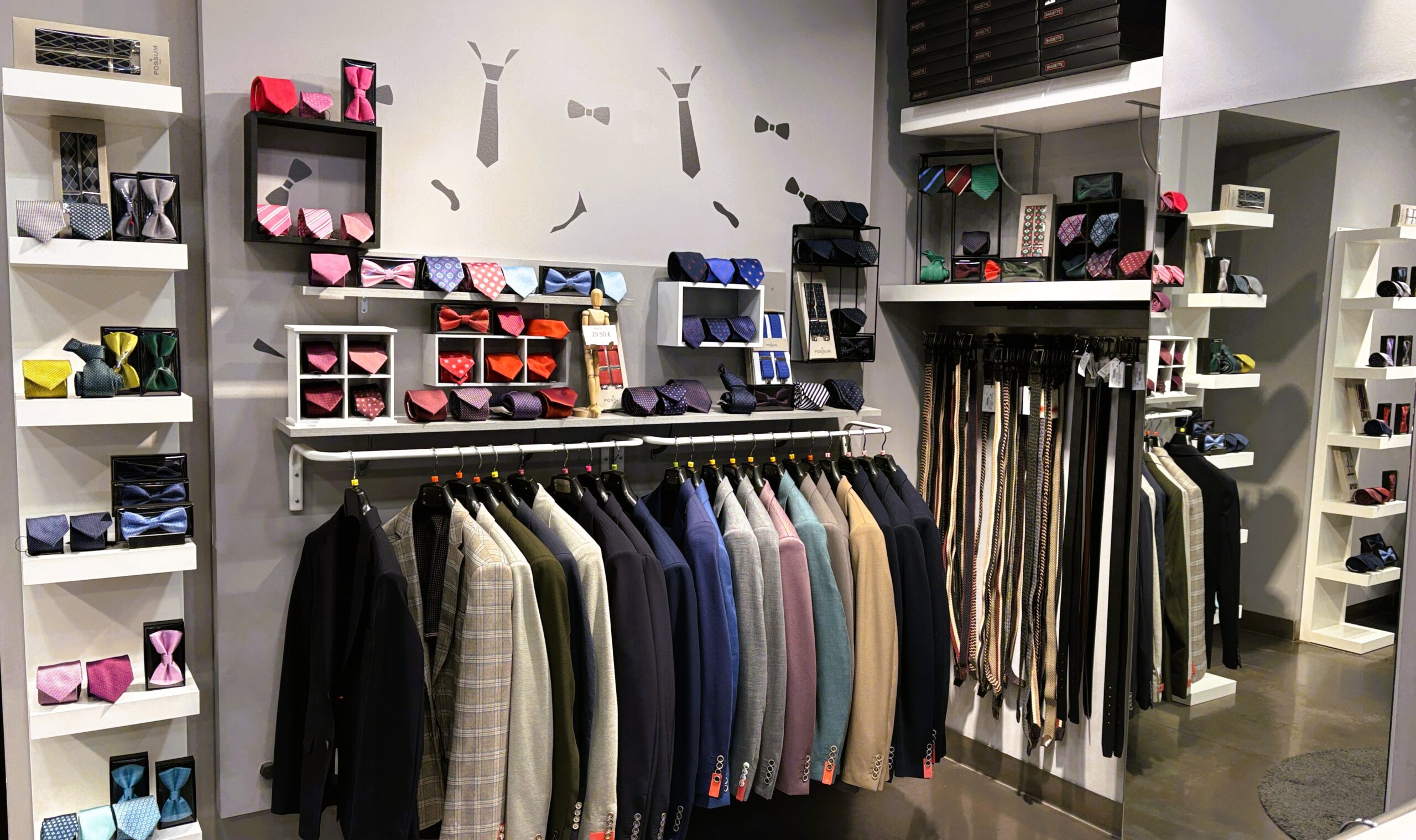 Presentem Executive Man, la botiga de vestits de senyor líder a Andorra, situada a 3 minuts del carrer més comercial d’andorra la Vella, com a referència darrera l’oficina principal de la Banca Mora i al costat d’un dels millor Restaurant d’andorra la Vella: ANGEL BELMONTE.

És important comunicar tots els vestits de senyor (Trajes) estan fabricats artesanalment a Espanya. Som una botiga especialitzada a oferir-te la millor qualitat al millor preu en moda masculina, roba d’ús diari, roba per la feina i fins i tot roba de gala. Estem al cor d’Andorra la Vella, Executive Man és sinònim d’elegància i distinció per a l’home clàssic o modern, que valora la presència en qualsevol ocasió.

A la nostra botiga trobaràs una gamma àmplia de vestits de senyor ideals per a negocis, celebracions o moments especials. Disposem d’americanes, pantalons, polos i abrics confeccionats amb materials seleccionats, que proporcionen confort, estil i durabilitat. El nostre equip t’assessorarà perquè trobis el tallat perfecte i et sentis segur i elegant.

La selecció de camises varia des de les més clàssiques i formals fins a models Sport i de disseny exclusiu. Completa el teu look amb corbates, llacets, corbatins, cinturons, fulards i tota classe de roba de vestir per homes, per personalitzar el seu aspecte cada detall amb molta classe. Per als dies més frescos, disposem de jerseis, càrdigans i polos de diversos estils i colors.

No només pensem en l’exterior: Executive Man també oferirà en un futur “underwear” de qualitat, rellotges elegants i fragàncies que completen el teu “outfit”. També carteres, gorres o maletins per portar els documents a la feina, al teu treball o reunions, d’una manera elegant. 

Descobreix les nostres col·leccions de complements, com mocadors de butxaca, regals, motxilles i ulleres de sol. No oblidis l’àmplia secció de corbates de disseny.

Ens adaptem a les darreres tendències sense renunciar a l’essència de la moda atemporal. Amb talles diverses, fins a la 62 i a vegades la 64, promovem la inclusió i el bon gust per a tots els homes. La relació qualitat-preu i el servei personalitzat són la nostra marca de la casa.

Et convidem a visitar el nostre Facebook 

https://www.facebook.com/executive.and/

I a seguir-nos per estar al dia de promocions, novetats i consells de moda. Estem creant una nova web per facilitar la compra online i l’assessorament a distància.

Per a consultes o encàrrecs, truca’ns al +376824714 o al +376355385 i deixa’t sorprendre pel veritable estil Executive Man. Descobreix l’univers de la moda masculina pensada per a tu: vestits, camises, corbates i complements, sempre amb la confiança i garantia d’Executive Man Andorra.

#ExecutiveManAndorra #ModaHome #QualitatIPreu #VestitsDeSenyor #ComplementsElegants #EstilModern #ModaATemporal #AndorraLaVella



