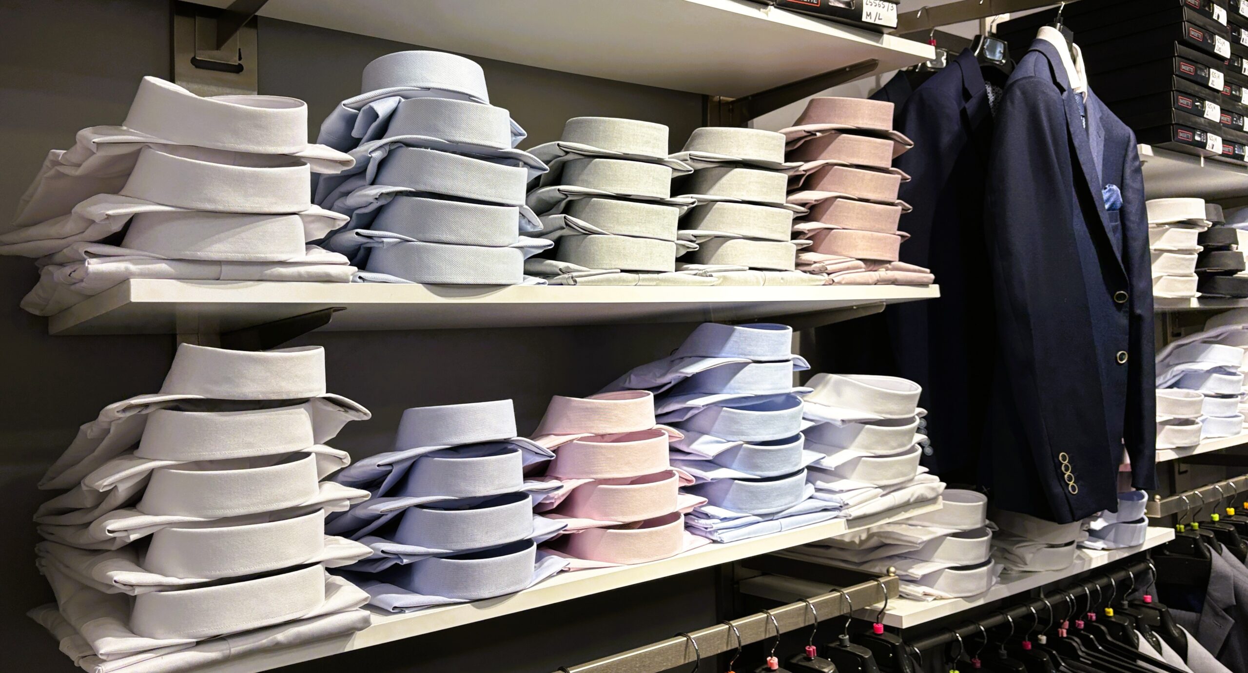 Executive Man. La mejor calidad y el mejor precio en trajes de señor, camisas, corbatas y complementos para caballeros en Andorra. Carrer Ciutat de Consuegra 5. AD500 Andorra la Vella. Darrere del supermercat SUPER U.