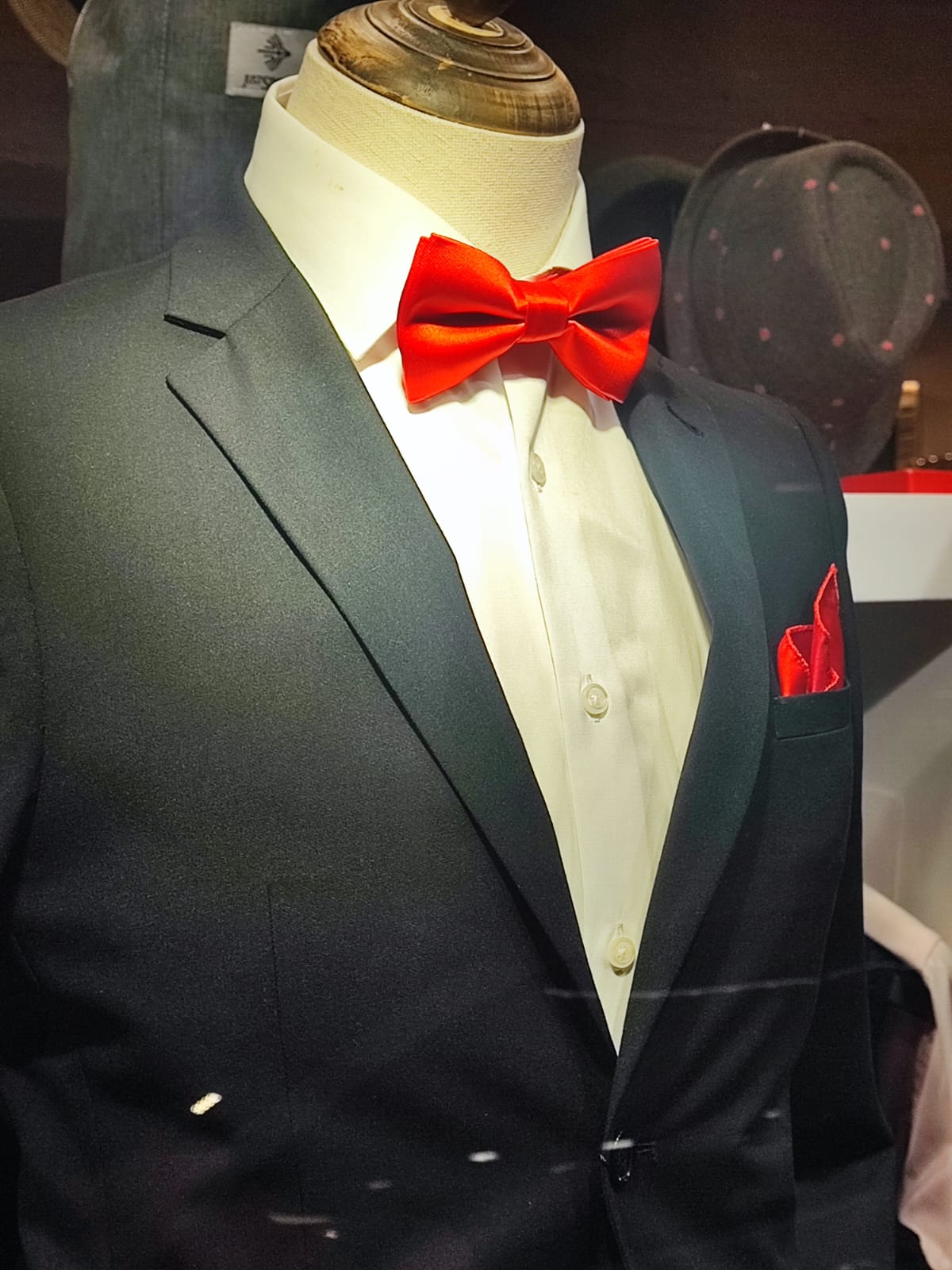 Trajes para hombre. Los trajes masculinos de EXECUTIVE MAN se presentan en multitud de siluetas y una amplia paleta cromática para adaptarse al máximo al estilo de vestir de cada hombre. Desde trajes para hombre de cortes clásicos y tonos sobrios hasta conjuntos de total tendencia, este año ofrecemos variedad de opciones con las que acertar en cualquier ocasión. Un traje negro o azul marino de hombre ofrece combinaciones infinitas con las que crear estilismos contundentes y a la altura de cualquier circunstancia, formal o festiva. También el traje gris para hombre permite múltiples combinaciones diferentes y se configura como una alternativa sumamente versátil que aporta un sutil toque luminoso al estilo final. Ya sea en momentos especiales, en fiestas o celebraciones, nuestra edición de trajes masculinos se adecua a todo tipo de armarios, tanto a aquellos con estilos sofisticados y atemporales como a los que les gusta estar totalmente actualizados. 