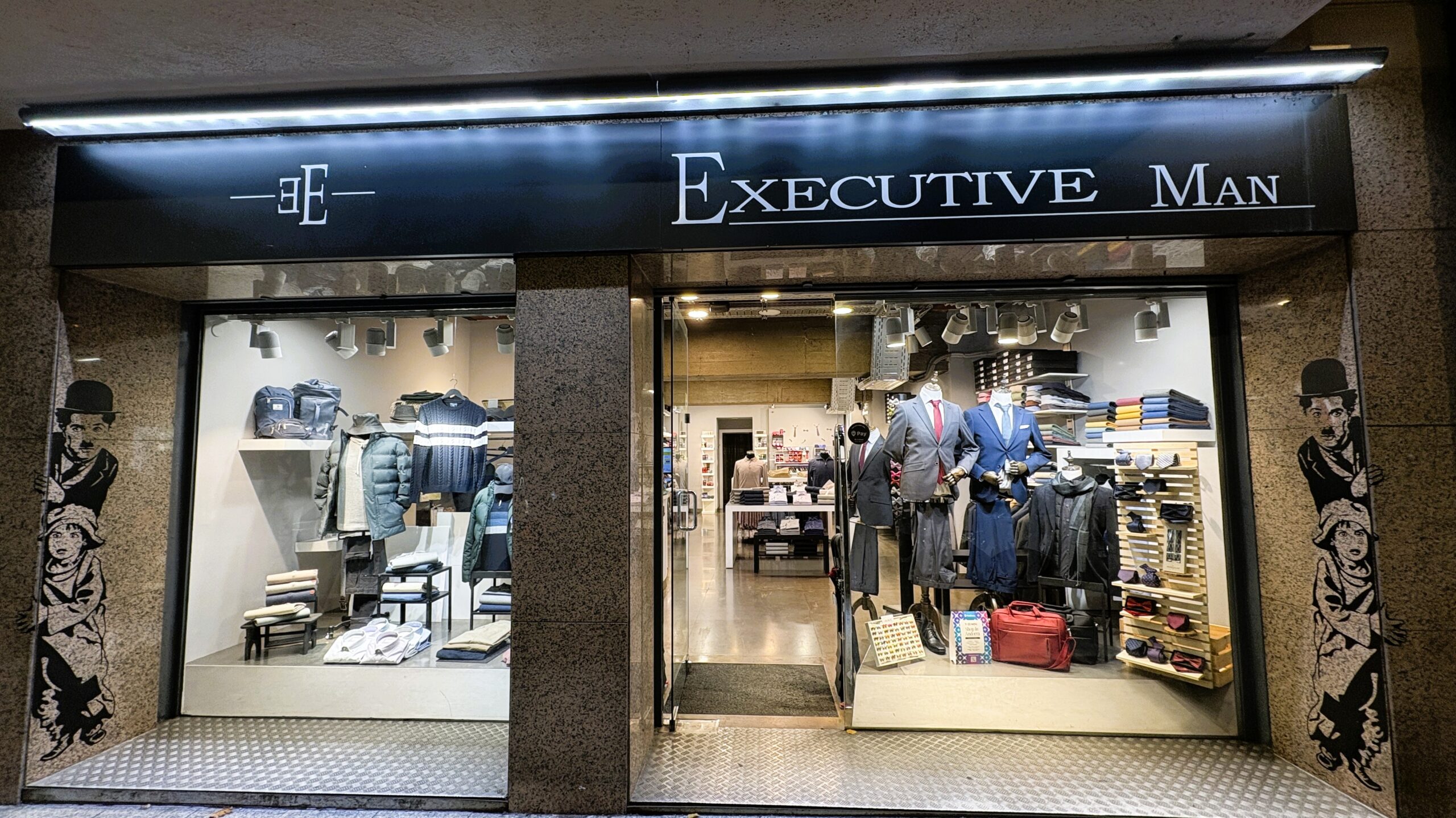 Som una botiga especialitzada a oferir-te la millor qualitat al millor preu en moda masculina, roba d’ús diari, roba per la feina i fins i tot roba de gala. Estem al cor d’Andorra la Vella, Executive Man és sinònim d’elegància i distinció per a l’home clàssic o modern,