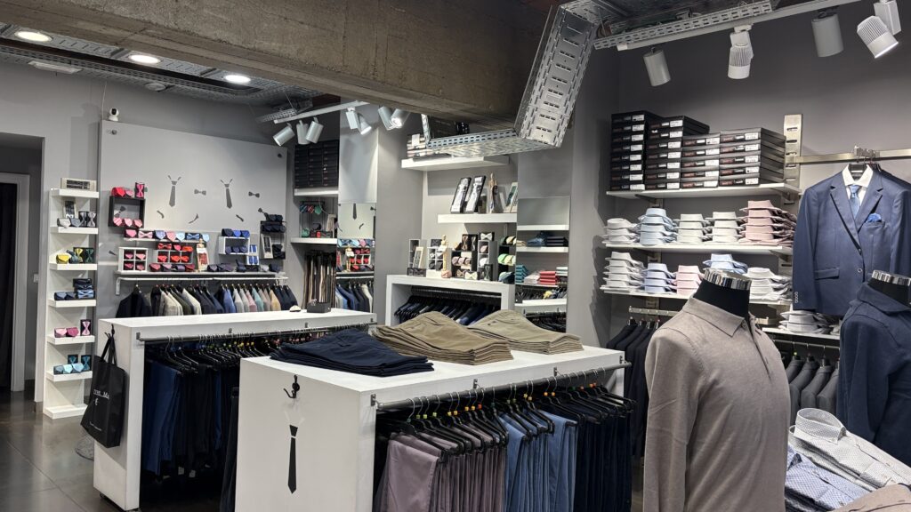 Presentamos Executive Man, la tienda de vestidos de señor líder en Andorra, situada a 3 minutos de la calle más comercial de Andorra la Vella; como referencia, estamos detrás de la oficina principal de la Banca Mora y junto a uno de los mejores restaurantes de andorra la Vella: ANGEL BELMONTE. Enfrente tenemos Arte y Pan. Es importante comunicar que todos los trajes de señor (trajes de caballero) están fabricados o comprados en la empresa más relevante de España en “Trajes de Caballero y Moda Masculina”. Somos una tienda especializada en ofrecerte la mejor calidad al mejor precio en moda masculina, ropa de uso diario, ropa de trabajo e incluso ropa de gala. Estamos en el corazón de Andorra la Vella, Executive Man es sinónimo de elegancia y distinción para el hombre clásico o moderno, que valora la presencia en cualquier ocasión. En nuestra tienda encontrarás una amplia gama de trajes de señor ideales para negocios, celebraciones o momentos especiales. Disponemos de americanas, pantalones, polos, jerséis y abrigos confeccionados con materiales seleccionados, que proporcionan confort, estilo y durabilidad. Nuestro equipo te asesorará para que encuentres el cortado perfecto y te sientas seguro y elegante. La selección de camisas varía desde las más clásicas y formales hasta modelos Sport y de diseño exclusivo. Completa tu look con corbatas, pajaritos, corbatines, cinturones, fulares y toda clase de ropa de vestir para hombres, para personalizar tu aspecto, cada detalle con mucha clase. Para los días más frescos, disponemos de jerséis, cárdigans y polos de invierno o verano de distintos estilos y colores. No sólo pensamos en el exterior: Executive Man también ofrecerá en un futuro underwear de calidad, relojes elegantes y fragancias que completan tu outfit. También carteras, lleva tarjetas de crédito, gorras o maletines para llevar los documentos al trabajo, a tu trabajo o reuniones, de forma elegante. Descubre nuestras colecciones de complementos, como pañuelos de bolsillo, regalos, mochilas y gafas de sol. No olvides la amplia sección de corbatas de diseño. Nos adaptamos a las últimas tendencias sin renunciar a la esencia de la moda atemporal. Con tallas diversas, hasta la 62 y en ocasiones la 70, es decir tallas grandes, promovemos la inclusión y el buen gusto para todos los hombres. La excelente relación calidad-precio y el servicio personalizado son nuestra marca de la casa. Te invitamos a visitar nuestro Facebook https://www.facebook.com/executive.and/ I a seguirnos para estar al día de promociones, novedades y consejos de moda. Estamos creando una nueva web para facilitar la compra online y asesoramiento a distancia. Para consultas o encargos, llámanos al +376824714 y déjate sorprender por el verdadero estilo Executive Man. Descubre el universo de la moda masculina pensada para ti: vestidos, camisas, corbatas y complementos, siempre con la confianza y garantía de Executive Man Andorra. #ExecutiveManAndorra #ModaHome #QualitatIPreu #VestitsDeSenyor #ComplementsElegants #EstilModern #ModaATemporal #AndorraLaVella #Presentem Executive Man, la botiga de vestits de senyor líder a Andorra, situada a 3 minuts del carrer més comercial d’Andorra la Vella, com a referència estem darrere l’oficina principal de la Banca Mora i al costat d’un dels millors restaurants d’andorra la Vella: ANGEL BELMONTE. Al davant tenim Art i Pa. És important comunicar que tots els vestits de senyor (Trajes de caballero) estan fabricats comprats a l’empresa més important d’Espanya en “Trajes de Caballero y Moda masculina”. Som una botiga especialitzada a oferir-te la millor qualitat al millor preu en moda masculina, roba d’ús diari, roba per la feina i fins i tot roba de gala. Estem al cor d’Andorra la Vella, Executive Man és sinònim d’elegància i distinció per a l’home clàssic o modern, que valora la presència en qualsevol ocasió. A la nostra botiga trobaràs una gamma àmplia de vestits de senyor ideals per a negocis, celebracions o moments especials. Disposem d’americanes, pantalons, polos, jerseis i abrics confeccionats amb materials seleccionats, que proporcionen confort, estil i durabilitat. El nostre equip t’assessorarà perquè trobis el tallat perfecte i et sentis segur i elegant. La selecció de camises varia des de les més clàssiques i formals fins a models Sport i de disseny exclusiu. Completa el teu look amb corbates, llacets, corbatins, cinturons, fulards i tota classe de roba de vestir per homes, per personalitzar el teu aspecte cada detall amb molta classe. Per als dies més frescos, disposem de jerseis, càrdigans i polos d’hivern o estiu de diversos estils i colors. No només pensem en l’exterior: Executive Man també oferirà en un futur “underwear” de qualitat, rellotges elegants i fragàncies que completen el teu “outfit”. També carteres, porta targetes de crèdit, gorres o maletins per portar els documents a la feina, al teu treball o reunions, d’una manera elegant. Descobreix les nostres col·leccions de complements, com mocadors de butxaca, regals, motxilles i ulleres de sol. No oblidis l’àmplia secció de corbates de disseny. Ens adaptem a les darreres tendències sense renunciar a l’essència de la moda atemporal. Amb talles diverses, fins a la 62 i a vegades la 70, és a dir talles grans, promovem la inclusió i el bon gust per a tots els homes. La molt bona relació qualitat-preu i el servei personalitzat són la nostra marca de la casa. Et convidem a visitar el nostre Facebook https://www.facebook.com/executive.and/ I a seguir-nos per estar al dia de promocions, novetats i consells de moda. Estem creant una nova web per facilitar la compra online i l’assessorament a distància. Per a consultes o encàrrecs, truca’ns al +376824714 i deixa’t sorprendre pel veritable estil Executive Man. Descobreix l’univers de la moda masculina pensada per a tu: vestits, camises, corbates i complements, sempre amb la confiança i garantia d’Executive Man Andorra. #ExecutiveManAndorra #ModaHome #QualitatIPreu #VestitsDeSenyor #ComplementsElegants #EstilModern #ModaATemporal #AndorraLaVella