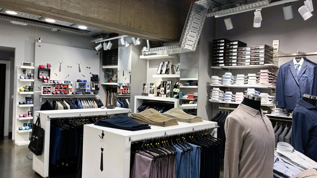 Executive Man. La mejor calidad y el mejor precio en trajes de señor, camisas, corbatas y complementos para caballeros en Andorra. Carrer Ciutat de Consuegra 5. AD500 Andorra la Vella. Darrere del supermercat SUPER U.