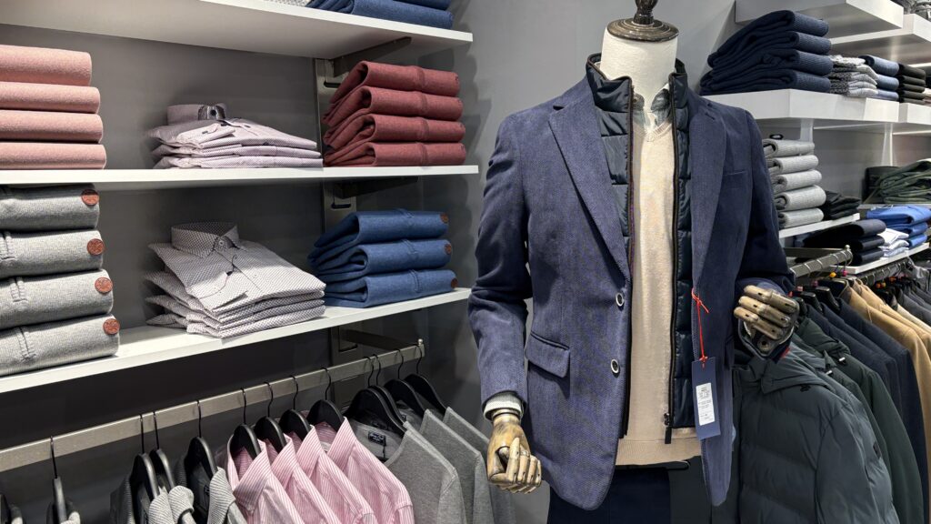 Presentamos Executive Man, la tienda de vestidos de señor líder en Andorra, situada a 3 minutos de la calle más comercial de Andorra la Vella; como referencia, estamos detrás de la oficina principal de la Banca Mora y junto a uno de los mejores restaurantes de andorra la Vella: ANGEL BELMONTE. Enfrente tenemos Arte y Pan. Es importante comunicar que todos los trajes de señor (trajes de caballero) están fabricados o comprados en la empresa más relevante de España en “Trajes de Caballero y Moda Masculina”. Somos una tienda especializada en ofrecerte la mejor calidad al mejor precio en moda masculina, ropa de uso diario, ropa de trabajo e incluso ropa de gala. Estamos en el corazón de Andorra la Vella, Executive Man es sinónimo de elegancia y distinción para el hombre clásico o moderno, que valora la presencia en cualquier ocasión. En nuestra tienda encontrarás una amplia gama de trajes de señor ideales para negocios, celebraciones o momentos especiales. Disponemos de americanas, pantalones, polos, jerséis y abrigos confeccionados con materiales seleccionados, que proporcionan confort, estilo y durabilidad. Nuestro equipo te asesorará para que encuentres el cortado perfecto y te sientas seguro y elegante. La selección de camisas varía desde las más clásicas y formales hasta modelos Sport y de diseño exclusivo. Completa tu look con corbatas, pajaritos, corbatines, cinturones, fulares y toda clase de ropa de vestir para hombres, para personalizar tu aspecto, cada detalle con mucha clase. Para los días más frescos, disponemos de jerséis, cárdigans y polos de invierno o verano de distintos estilos y colores. No sólo pensamos en el exterior: Executive Man también ofrecerá en un futuro underwear de calidad, relojes elegantes y fragancias que completan tu outfit. También carteras, lleva tarjetas de crédito, gorras o maletines para llevar los documentos al trabajo, a tu trabajo o reuniones, de forma elegante. Descubre nuestras colecciones de complementos, como pañuelos de bolsillo, regalos, mochilas y gafas de sol. No olvides la amplia sección de corbatas de diseño. Nos adaptamos a las últimas tendencias sin renunciar a la esencia de la moda atemporal. Con tallas diversas, hasta la 62 y en ocasiones la 70, es decir tallas grandes, promovemos la inclusión y el buen gusto para todos los hombres. La excelente relación calidad-precio y el servicio personalizado son nuestra marca de la casa. Te invitamos a visitar nuestro Facebook https://www.facebook.com/executive.and/ I a seguirnos para estar al día de promociones, novedades y consejos de moda. Estamos creando una nueva web para facilitar la compra online y asesoramiento a distancia. Para consultas o encargos, llámanos al +376824714 y déjate sorprender por el verdadero estilo Executive Man. Descubre el universo de la moda masculina pensada para ti: vestidos, camisas, corbatas y complementos, siempre con la confianza y garantía de Executive Man Andorra. #ExecutiveManAndorra #ModaHome #QualitatIPreu #VestitsDeSenyor #ComplementsElegants #EstilModern #ModaATemporal #AndorraLaVella #Presentem Executive Man, la botiga de vestits de senyor líder a Andorra, situada a 3 minuts del carrer més comercial d’Andorra la Vella, com a referència estem darrere l’oficina principal de la Banca Mora i al costat d’un dels millors restaurants d’andorra la Vella: ANGEL BELMONTE. Al davant tenim Art i Pa. És important comunicar que tots els vestits de senyor (Trajes de caballero) estan fabricats comprats a l’empresa més important d’Espanya en “Trajes de Caballero y Moda masculina”. Som una botiga especialitzada a oferir-te la millor qualitat al millor preu en moda masculina, roba d’ús diari, roba per la feina i fins i tot roba de gala. Estem al cor d’Andorra la Vella, Executive Man és sinònim d’elegància i distinció per a l’home clàssic o modern, que valora la presència en qualsevol ocasió. A la nostra botiga trobaràs una gamma àmplia de vestits de senyor ideals per a negocis, celebracions o moments especials. Disposem d’americanes, pantalons, polos, jerseis i abrics confeccionats amb materials seleccionats, que proporcionen confort, estil i durabilitat. El nostre equip t’assessorarà perquè trobis el tallat perfecte i et sentis segur i elegant. La selecció de camises varia des de les més clàssiques i formals fins a models Sport i de disseny exclusiu. Completa el teu look amb corbates, llacets, corbatins, cinturons, fulards i tota classe de roba de vestir per homes, per personalitzar el teu aspecte cada detall amb molta classe. Per als dies més frescos, disposem de jerseis, càrdigans i polos d’hivern o estiu de diversos estils i colors. No només pensem en l’exterior: Executive Man també oferirà en un futur “underwear” de qualitat, rellotges elegants i fragàncies que completen el teu “outfit”. També carteres, porta targetes de crèdit, gorres o maletins per portar els documents a la feina, al teu treball o reunions, d’una manera elegant. Descobreix les nostres col·leccions de complements, com mocadors de butxaca, regals, motxilles i ulleres de sol. No oblidis l’àmplia secció de corbates de disseny. Ens adaptem a les darreres tendències sense renunciar a l’essència de la moda atemporal. Amb talles diverses, fins a la 62 i a vegades la 70, és a dir talles grans, promovem la inclusió i el bon gust per a tots els homes. La molt bona relació qualitat-preu i el servei personalitzat són la nostra marca de la casa. Et convidem a visitar el nostre Facebook https://www.facebook.com/executive.and/ I a seguir-nos per estar al dia de promocions, novetats i consells de moda. Estem creant una nova web per facilitar la compra online i l’assessorament a distància. Per a consultes o encàrrecs, truca’ns al +376824714 i deixa’t sorprendre pel veritable estil Executive Man. Descobreix l’univers de la moda masculina pensada per a tu: vestits, camises, corbates i complements, sempre amb la confiança i garantia d’Executive Man Andorra. #ExecutiveManAndorra #ModaHome #QualitatIPreu #VestitsDeSenyor #ComplementsElegants #EstilModern #ModaATemporal #AndorraLaVella