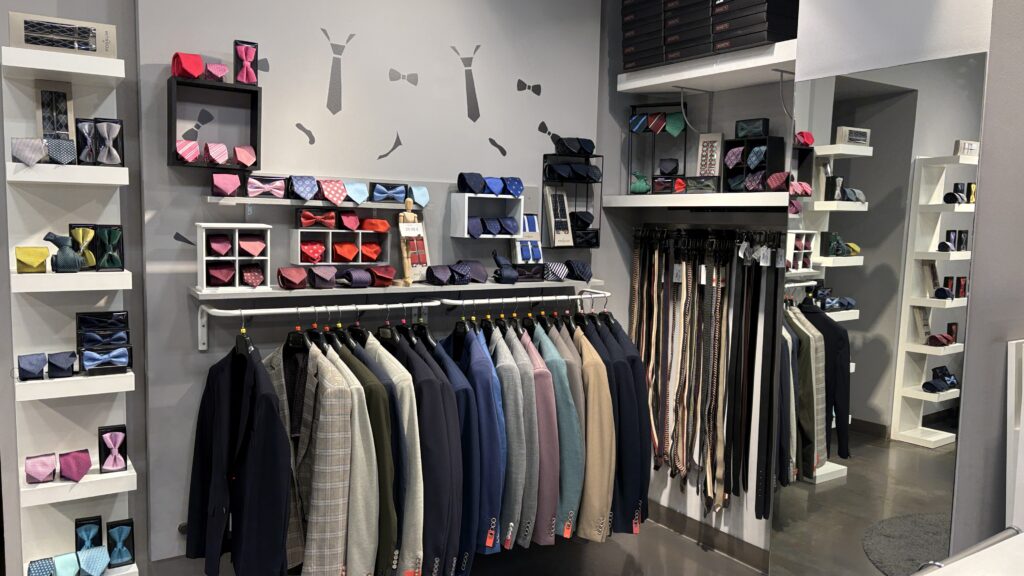 Presentamos Executive Man, la tienda de vestidos de señor líder en Andorra, situada a 3 minutos de la calle más comercial de Andorra la Vella; como referencia, estamos detrás de la oficina principal de la Banca Mora y junto a uno de los mejores restaurantes de andorra la Vella: ANGEL BELMONTE. Enfrente tenemos Arte y Pan. Es importante comunicar que todos los trajes de señor (trajes de caballero) están fabricados o comprados en la empresa más relevante de España en “Trajes de Caballero y Moda Masculina”. Somos una tienda especializada en ofrecerte la mejor calidad al mejor precio en moda masculina, ropa de uso diario, ropa de trabajo e incluso ropa de gala. Estamos en el corazón de Andorra la Vella, Executive Man es sinónimo de elegancia y distinción para el hombre clásico o moderno, que valora la presencia en cualquier ocasión. En nuestra tienda encontrarás una amplia gama de trajes de señor ideales para negocios, celebraciones o momentos especiales. Disponemos de americanas, pantalones, polos, jerséis y abrigos confeccionados con materiales seleccionados, que proporcionan confort, estilo y durabilidad. Nuestro equipo te asesorará para que encuentres el cortado perfecto y te sientas seguro y elegante. La selección de camisas varía desde las más clásicas y formales hasta modelos Sport y de diseño exclusivo. Completa tu look con corbatas, pajaritos, corbatines, cinturones, fulares y toda clase de ropa de vestir para hombres, para personalizar tu aspecto, cada detalle con mucha clase. Para los días más frescos, disponemos de jerséis, cárdigans y polos de invierno o verano de distintos estilos y colores. No sólo pensamos en el exterior: Executive Man también ofrecerá en un futuro underwear de calidad, relojes elegantes y fragancias que completan tu outfit. También carteras, lleva tarjetas de crédito, gorras o maletines para llevar los documentos al trabajo, a tu trabajo o reuniones, de forma elegante. Descubre nuestras colecciones de complementos, como pañuelos de bolsillo, regalos, mochilas y gafas de sol. No olvides la amplia sección de corbatas de diseño. Nos adaptamos a las últimas tendencias sin renunciar a la esencia de la moda atemporal. Con tallas diversas, hasta la 62 y en ocasiones la 70, es decir tallas grandes, promovemos la inclusión y el buen gusto para todos los hombres. La excelente relación calidad-precio y el servicio personalizado son nuestra marca de la casa. Te invitamos a visitar nuestro Facebook https://www.facebook.com/executive.and/ I a seguirnos para estar al día de promociones, novedades y consejos de moda. Estamos creando una nueva web para facilitar la compra online y asesoramiento a distancia. Para consultas o encargos, llámanos al +376824714 y déjate sorprender por el verdadero estilo Executive Man. Descubre el universo de la moda masculina pensada para ti: vestidos, camisas, corbatas y complementos, siempre con la confianza y garantía de Executive Man Andorra. #ExecutiveManAndorra #ModaHome #QualitatIPreu #VestitsDeSenyor #ComplementsElegants #EstilModern #ModaATemporal #AndorraLaVella #Presentem Executive Man, la botiga de vestits de senyor líder a Andorra, situada a 3 minuts del carrer més comercial d’Andorra la Vella, com a referència estem darrere l’oficina principal de la Banca Mora i al costat d’un dels millors restaurants d’andorra la Vella: ANGEL BELMONTE. Al davant tenim Art i Pa. És important comunicar que tots els vestits de senyor (Trajes de caballero) estan fabricats comprats a l’empresa més important d’Espanya en “Trajes de Caballero y Moda masculina”. Som una botiga especialitzada a oferir-te la millor qualitat al millor preu en moda masculina, roba d’ús diari, roba per la feina i fins i tot roba de gala. Estem al cor d’Andorra la Vella, Executive Man és sinònim d’elegància i distinció per a l’home clàssic o modern, que valora la presència en qualsevol ocasió. A la nostra botiga trobaràs una gamma àmplia de vestits de senyor ideals per a negocis, celebracions o moments especials. Disposem d’americanes, pantalons, polos, jerseis i abrics confeccionats amb materials seleccionats, que proporcionen confort, estil i durabilitat. El nostre equip t’assessorarà perquè trobis el tallat perfecte i et sentis segur i elegant. La selecció de camises varia des de les més clàssiques i formals fins a models Sport i de disseny exclusiu. Completa el teu look amb corbates, llacets, corbatins, cinturons, fulards i tota classe de roba de vestir per homes, per personalitzar el teu aspecte cada detall amb molta classe. Per als dies més frescos, disposem de jerseis, càrdigans i polos d’hivern o estiu de diversos estils i colors. No només pensem en l’exterior: Executive Man també oferirà en un futur “underwear” de qualitat, rellotges elegants i fragàncies que completen el teu “outfit”. També carteres, porta targetes de crèdit, gorres o maletins per portar els documents a la feina, al teu treball o reunions, d’una manera elegant. Descobreix les nostres col·leccions de complements, com mocadors de butxaca, regals, motxilles i ulleres de sol. No oblidis l’àmplia secció de corbates de disseny. Ens adaptem a les darreres tendències sense renunciar a l’essència de la moda atemporal. Amb talles diverses, fins a la 62 i a vegades la 70, és a dir talles grans, promovem la inclusió i el bon gust per a tots els homes. La molt bona relació qualitat-preu i el servei personalitzat són la nostra marca de la casa. Et convidem a visitar el nostre Facebook https://www.facebook.com/executive.and/ I a seguir-nos per estar al dia de promocions, novetats i consells de moda. Estem creant una nova web per facilitar la compra online i l’assessorament a distància. Per a consultes o encàrrecs, truca’ns al +376824714 i deixa’t sorprendre pel veritable estil Executive Man. Descobreix l’univers de la moda masculina pensada per a tu: vestits, camises, corbates i complements, sempre amb la confiança i garantia d’Executive Man Andorra. #ExecutiveManAndorra #ModaHome #QualitatIPreu #VestitsDeSenyor #ComplementsElegants #EstilModern #ModaATemporal #AndorraLaVella