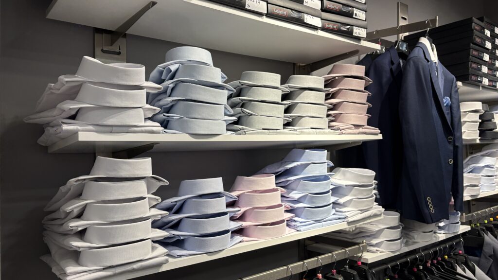 Presentamos Executive Man, la tienda de vestidos de señor líder en Andorra, situada a 3 minutos de la calle más comercial de Andorra la Vella; como referencia, estamos detrás de la oficina principal de la Banca Mora y junto a uno de los mejores restaurantes de andorra la Vella: ANGEL BELMONTE. Enfrente tenemos Arte y Pan. Es importante comunicar que todos los trajes de señor (trajes de caballero) están fabricados o comprados en la empresa más relevante de España en “Trajes de Caballero y Moda Masculina”. Somos una tienda especializada en ofrecerte la mejor calidad al mejor precio en moda masculina, ropa de uso diario, ropa de trabajo e incluso ropa de gala. Estamos en el corazón de Andorra la Vella, Executive Man es sinónimo de elegancia y distinción para el hombre clásico o moderno, que valora la presencia en cualquier ocasión. En nuestra tienda encontrarás una amplia gama de trajes de señor ideales para negocios, celebraciones o momentos especiales. Disponemos de americanas, pantalones, polos, jerséis y abrigos confeccionados con materiales seleccionados, que proporcionan confort, estilo y durabilidad. Nuestro equipo te asesorará para que encuentres el cortado perfecto y te sientas seguro y elegante. La selección de camisas varía desde las más clásicas y formales hasta modelos Sport y de diseño exclusivo. Completa tu look con corbatas, pajaritos, corbatines, cinturones, fulares y toda clase de ropa de vestir para hombres, para personalizar tu aspecto, cada detalle con mucha clase. Para los días más frescos, disponemos de jerséis, cárdigans y polos de invierno o verano de distintos estilos y colores. No sólo pensamos en el exterior: Executive Man también ofrecerá en un futuro underwear de calidad, relojes elegantes y fragancias que completan tu outfit. También carteras, lleva tarjetas de crédito, gorras o maletines para llevar los documentos al trabajo, a tu trabajo o reuniones, de forma elegante. Descubre nuestras colecciones de complementos, como pañuelos de bolsillo, regalos, mochilas y gafas de sol. No olvides la amplia sección de corbatas de diseño. Nos adaptamos a las últimas tendencias sin renunciar a la esencia de la moda atemporal. Con tallas diversas, hasta la 62 y en ocasiones la 70, es decir tallas grandes, promovemos la inclusión y el buen gusto para todos los hombres. La excelente relación calidad-precio y el servicio personalizado son nuestra marca de la casa. Te invitamos a visitar nuestro Facebook https://www.facebook.com/executive.and/ I a seguirnos para estar al día de promociones, novedades y consejos de moda. Estamos creando una nueva web para facilitar la compra online y asesoramiento a distancia. Para consultas o encargos, llámanos al +376824714 y déjate sorprender por el verdadero estilo Executive Man. Descubre el universo de la moda masculina pensada para ti: vestidos, camisas, corbatas y complementos, siempre con la confianza y garantía de Executive Man Andorra. #ExecutiveManAndorra #ModaHome #QualitatIPreu #VestitsDeSenyor #ComplementsElegants #EstilModern #ModaATemporal #AndorraLaVella #Presentem Executive Man, la botiga de vestits de senyor líder a Andorra, situada a 3 minuts del carrer més comercial d’Andorra la Vella, com a referència estem darrere l’oficina principal de la Banca Mora i al costat d’un dels millors restaurants d’andorra la Vella: ANGEL BELMONTE. Al davant tenim Art i Pa. És important comunicar que tots els vestits de senyor (Trajes de caballero) estan fabricats comprats a l’empresa més important d’Espanya en “Trajes de Caballero y Moda masculina”. Som una botiga especialitzada a oferir-te la millor qualitat al millor preu en moda masculina, roba d’ús diari, roba per la feina i fins i tot roba de gala. Estem al cor d’Andorra la Vella, Executive Man és sinònim d’elegància i distinció per a l’home clàssic o modern, que valora la presència en qualsevol ocasió. A la nostra botiga trobaràs una gamma àmplia de vestits de senyor ideals per a negocis, celebracions o moments especials. Disposem d’americanes, pantalons, polos, jerseis i abrics confeccionats amb materials seleccionats, que proporcionen confort, estil i durabilitat. El nostre equip t’assessorarà perquè trobis el tallat perfecte i et sentis segur i elegant. La selecció de camises varia des de les més clàssiques i formals fins a models Sport i de disseny exclusiu. Completa el teu look amb corbates, llacets, corbatins, cinturons, fulards i tota classe de roba de vestir per homes, per personalitzar el teu aspecte cada detall amb molta classe. Per als dies més frescos, disposem de jerseis, càrdigans i polos d’hivern o estiu de diversos estils i colors. No només pensem en l’exterior: Executive Man també oferirà en un futur “underwear” de qualitat, rellotges elegants i fragàncies que completen el teu “outfit”. També carteres, porta targetes de crèdit, gorres o maletins per portar els documents a la feina, al teu treball o reunions, d’una manera elegant. Descobreix les nostres col·leccions de complements, com mocadors de butxaca, regals, motxilles i ulleres de sol. No oblidis l’àmplia secció de corbates de disseny. Ens adaptem a les darreres tendències sense renunciar a l’essència de la moda atemporal. Amb talles diverses, fins a la 62 i a vegades la 70, és a dir talles grans, promovem la inclusió i el bon gust per a tots els homes. La molt bona relació qualitat-preu i el servei personalitzat són la nostra marca de la casa. Et convidem a visitar el nostre Facebook https://www.facebook.com/executive.and/ I a seguir-nos per estar al dia de promocions, novetats i consells de moda. Estem creant una nova web per facilitar la compra online i l’assessorament a distància. Per a consultes o encàrrecs, truca’ns al +376824714 i deixa’t sorprendre pel veritable estil Executive Man. Descobreix l’univers de la moda masculina pensada per a tu: vestits, camises, corbates i complements, sempre amb la confiança i garantia d’Executive Man Andorra. #ExecutiveManAndorra #ModaHome #QualitatIPreu #VestitsDeSenyor #ComplementsElegants #EstilModern #ModaATemporal #AndorraLaVella