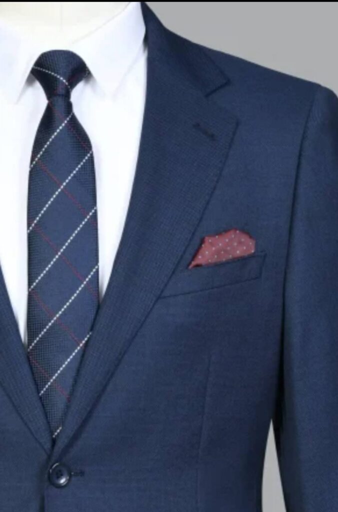 Trajes para hombre. Los trajes masculinos de EXECUTIVE MAN se presentan en multitud de siluetas y una amplia paleta cromática para adaptarse al máximo al estilo de vestir de cada hombre. Desde trajes para hombre de cortes clásicos y tonos sobrios hasta conjuntos de total tendencia, este año ofrecemos variedad de opciones con las que acertar en cualquier ocasión. Un traje negro o azul marino de hombre ofrece combinaciones infinitas con las que crear estilismos contundentes y a la altura de cualquier circunstancia, formal o festiva. También el traje gris para hombre permite múltiples combinaciones diferentes y se configura como una alternativa sumamente versátil que aporta un sutil toque luminoso al estilo final. Ya sea en momentos especiales, en fiestas o celebraciones, nuestra edición de trajes masculinos se adecua a todo tipo de armarios, tanto a aquellos con estilos sofisticados y atemporales como a los que les gusta estar totalmente actualizados. Trajes para hombre. Los trajes masculinos de EXECUTIVE MAN se presentan en multitud de siluetas y una amplia paleta cromática para adaptarse al máximo al estilo de vestir de cada hombre. Desde trajes para hombre de cortes clásicos y tonos sobrios hasta conjuntos de total tendencia, este año ofrecemos variedad de opciones con las que acertar en cualquier ocasión. Un traje negro o azul marino de hombre ofrece combinaciones infinitas con las que crear estilismos contundentes y a la altura de cualquier circunstancia, formal o festiva. También el traje gris para hombre permite múltiples combinaciones diferentes y se configura como una alternativa sumamente versátil que aporta un sutil toque luminoso al estilo final. Ya sea en momentos especiales, en fiestas o celebraciones, nuestra edición de trajes masculinos se adecua a todo tipo de armarios, tanto a aquellos con estilos sofisticados y atemporales como a los que les gusta estar totalmente actualizados.