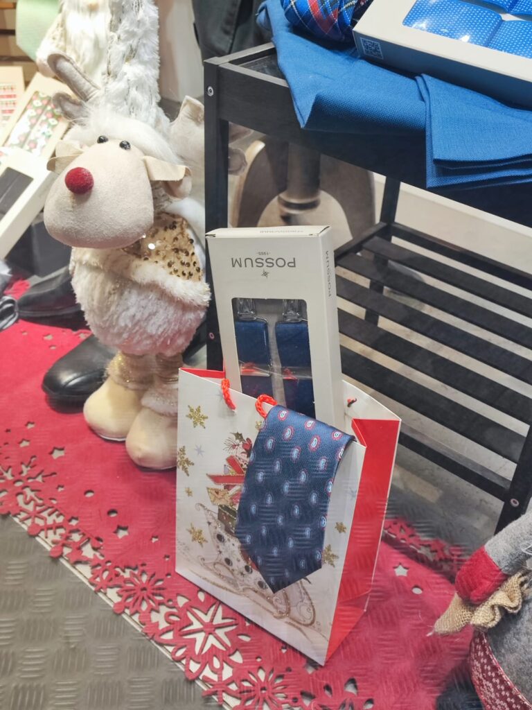 Presentamos Executive Man, la tienda de vestidos de señor líder en Andorra, situada a 3 minutos de la calle más comercial de Andorra la Vella; como referencia, estamos detrás de la oficina principal de la Banca Mora y junto a uno de los mejores restaurantes de andorra la Vella: ANGEL BELMONTE. Enfrente tenemos Arte y Pan. Es importante comunicar que todos los trajes de señor (trajes de caballero) están fabricados o comprados en la empresa más relevante de España en “Trajes de Caballero y Moda Masculina”. Somos una tienda especializada en ofrecerte la mejor calidad al mejor precio en moda masculina, ropa de uso diario, ropa de trabajo e incluso ropa de gala. Estamos en el corazón de Andorra la Vella, Executive Man es sinónimo de elegancia y distinción para el hombre clásico o moderno, que valora la presencia en cualquier ocasión. En nuestra tienda encontrarás una amplia gama de trajes de señor ideales para negocios, celebraciones o momentos especiales. Disponemos de americanas, pantalones, polos, jerséis y abrigos confeccionados con materiales seleccionados, que proporcionan confort, estilo y durabilidad. Nuestro equipo te asesorará para que encuentres el cortado perfecto y te sientas seguro y elegante. La selección de camisas varía desde las más clásicas y formales hasta modelos Sport y de diseño exclusivo. Completa tu look con corbatas, pajaritos, corbatines, cinturones, fulares y toda clase de ropa de vestir para hombres, para personalizar tu aspecto, cada detalle con mucha clase. Para los días más frescos, disponemos de jerséis, cárdigans y polos de invierno o verano de distintos estilos y colores. No sólo pensamos en el exterior: Executive Man también ofrecerá en un futuro underwear de calidad, relojes elegantes y fragancias que completan tu outfit. También carteras, lleva tarjetas de crédito, gorras o maletines para llevar los documentos al trabajo, a tu trabajo o reuniones, de forma elegante. Descubre nuestras colecciones de complementos, como pañuelos de bolsillo, regalos, mochilas y gafas de sol. No olvides la amplia sección de corbatas de diseño. Nos adaptamos a las últimas tendencias sin renunciar a la esencia de la moda atemporal. Con tallas diversas, hasta la 62 y en ocasiones la 70, es decir tallas grandes, promovemos la inclusión y el buen gusto para todos los hombres. La excelente relación calidad-precio y el servicio personalizado son nuestra marca de la casa. Te invitamos a visitar nuestro Facebook https://www.facebook.com/executive.and/ I a seguirnos para estar al día de promociones, novedades y consejos de moda. Estamos creando una nueva web para facilitar la compra online y asesoramiento a distancia. Para consultas o encargos, llámanos al +376824714 y déjate sorprender por el verdadero estilo Executive Man. Descubre el universo de la moda masculina pensada para ti: vestidos, camisas, corbatas y complementos, siempre con la confianza y garantía de Executive Man Andorra. #ExecutiveManAndorra #ModaHome #QualitatIPreu #VestitsDeSenyor #ComplementsElegants #EstilModern #ModaATemporal #AndorraLaVella #Presentem Executive Man, la botiga de vestits de senyor líder a Andorra, situada a 3 minuts del carrer més comercial d’Andorra la Vella, com a referència estem darrere l’oficina principal de la Banca Mora i al costat d’un dels millors restaurants d’andorra la Vella: ANGEL BELMONTE. Al davant tenim Art i Pa. És important comunicar que tots els vestits de senyor (Trajes de caballero) estan fabricats comprats a l’empresa més important d’Espanya en “Trajes de Caballero y Moda masculina”. Som una botiga especialitzada a oferir-te la millor qualitat al millor preu en moda masculina, roba d’ús diari, roba per la feina i fins i tot roba de gala. Estem al cor d’Andorra la Vella, Executive Man és sinònim d’elegància i distinció per a l’home clàssic o modern, que valora la presència en qualsevol ocasió. A la nostra botiga trobaràs una gamma àmplia de vestits de senyor ideals per a negocis, celebracions o moments especials. Disposem d’americanes, pantalons, polos, jerseis i abrics confeccionats amb materials seleccionats, que proporcionen confort, estil i durabilitat. El nostre equip t’assessorarà perquè trobis el tallat perfecte i et sentis segur i elegant. La selecció de camises varia des de les més clàssiques i formals fins a models Sport i de disseny exclusiu. Completa el teu look amb corbates, llacets, corbatins, cinturons, fulards i tota classe de roba de vestir per homes, per personalitzar el teu aspecte cada detall amb molta classe. Per als dies més frescos, disposem de jerseis, càrdigans i polos d’hivern o estiu de diversos estils i colors. No només pensem en l’exterior: Executive Man també oferirà en un futur “underwear” de qualitat, rellotges elegants i fragàncies que completen el teu “outfit”. També carteres, porta targetes de crèdit, gorres o maletins per portar els documents a la feina, al teu treball o reunions, d’una manera elegant. Descobreix les nostres col·leccions de complements, com mocadors de butxaca, regals, motxilles i ulleres de sol. No oblidis l’àmplia secció de corbates de disseny. Ens adaptem a les darreres tendències sense renunciar a l’essència de la moda atemporal. Amb talles diverses, fins a la 62 i a vegades la 70, és a dir talles grans, promovem la inclusió i el bon gust per a tots els homes. La molt bona relació qualitat-preu i el servei personalitzat són la nostra marca de la casa. Et convidem a visitar el nostre Facebook https://www.facebook.com/executive.and/ I a seguir-nos per estar al dia de promocions, novetats i consells de moda. Estem creant una nova web per facilitar la compra online i l’assessorament a distància. Per a consultes o encàrrecs, truca’ns al +376824714 i deixa’t sorprendre pel veritable estil Executive Man. Descobreix l’univers de la moda masculina pensada per a tu: vestits, camises, corbates i complements, sempre amb la confiança i garantia d’Executive Man Andorra. #ExecutiveManAndorra #ModaHome #QualitatIPreu #VestitsDeSenyor #ComplementsElegants #EstilModern #ModaATemporal #AndorraLaVella