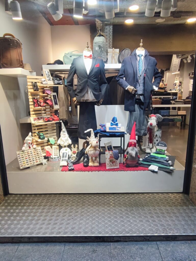 Presentamos Executive Man, la tienda de vestidos de señor líder en Andorra, situada a 3 minutos de la calle más comercial de Andorra la Vella; como referencia, estamos detrás de la oficina principal de la Banca Mora y junto a uno de los mejores restaurantes de andorra la Vella: ANGEL BELMONTE. Enfrente tenemos Arte y Pan. Es importante comunicar que todos los trajes de señor (trajes de caballero) están fabricados o comprados en la empresa más relevante de España en “Trajes de Caballero y Moda Masculina”. Somos una tienda especializada en ofrecerte la mejor calidad al mejor precio en moda masculina, ropa de uso diario, ropa de trabajo e incluso ropa de gala. Estamos en el corazón de Andorra la Vella, Executive Man es sinónimo de elegancia y distinción para el hombre clásico o moderno, que valora la presencia en cualquier ocasión. En nuestra tienda encontrarás una amplia gama de trajes de señor ideales para negocios, celebraciones o momentos especiales. Disponemos de americanas, pantalones, polos, jerséis y abrigos confeccionados con materiales seleccionados, que proporcionan confort, estilo y durabilidad. Nuestro equipo te asesorará para que encuentres el cortado perfecto y te sientas seguro y elegante. La selección de camisas varía desde las más clásicas y formales hasta modelos Sport y de diseño exclusivo. Completa tu look con corbatas, pajaritos, corbatines, cinturones, fulares y toda clase de ropa de vestir para hombres, para personalizar tu aspecto, cada detalle con mucha clase. Para los días más frescos, disponemos de jerséis, cárdigans y polos de invierno o verano de distintos estilos y colores. No sólo pensamos en el exterior: Executive Man también ofrecerá en un futuro underwear de calidad, relojes elegantes y fragancias que completan tu outfit. También carteras, lleva tarjetas de crédito, gorras o maletines para llevar los documentos al trabajo, a tu trabajo o reuniones, de forma elegante. Descubre nuestras colecciones de complementos, como pañuelos de bolsillo, regalos, mochilas y gafas de sol. No olvides la amplia sección de corbatas de diseño. Nos adaptamos a las últimas tendencias sin renunciar a la esencia de la moda atemporal. Con tallas diversas, hasta la 62 y en ocasiones la 70, es decir tallas grandes, promovemos la inclusión y el buen gusto para todos los hombres. La excelente relación calidad-precio y el servicio personalizado son nuestra marca de la casa. Te invitamos a visitar nuestro Facebook https://www.facebook.com/executive.and/ I a seguirnos para estar al día de promociones, novedades y consejos de moda. Estamos creando una nueva web para facilitar la compra online y asesoramiento a distancia. Para consultas o encargos, llámanos al +376824714 y déjate sorprender por el verdadero estilo Executive Man. Descubre el universo de la moda masculina pensada para ti: vestidos, camisas, corbatas y complementos, siempre con la confianza y garantía de Executive Man Andorra. #ExecutiveManAndorra #ModaHome #QualitatIPreu #VestitsDeSenyor #ComplementsElegants #EstilModern #ModaATemporal #AndorraLaVella #Presentem Executive Man, la botiga de vestits de senyor líder a Andorra, situada a 3 minuts del carrer més comercial d’Andorra la Vella, com a referència estem darrere l’oficina principal de la Banca Mora i al costat d’un dels millors restaurants d’andorra la Vella: ANGEL BELMONTE. Al davant tenim Art i Pa. És important comunicar que tots els vestits de senyor (Trajes de caballero) estan fabricats comprats a l’empresa més important d’Espanya en “Trajes de Caballero y Moda masculina”. Som una botiga especialitzada a oferir-te la millor qualitat al millor preu en moda masculina, roba d’ús diari, roba per la feina i fins i tot roba de gala. Estem al cor d’Andorra la Vella, Executive Man és sinònim d’elegància i distinció per a l’home clàssic o modern, que valora la presència en qualsevol ocasió. A la nostra botiga trobaràs una gamma àmplia de vestits de senyor ideals per a negocis, celebracions o moments especials. Disposem d’americanes, pantalons, polos, jerseis i abrics confeccionats amb materials seleccionats, que proporcionen confort, estil i durabilitat. El nostre equip t’assessorarà perquè trobis el tallat perfecte i et sentis segur i elegant. La selecció de camises varia des de les més clàssiques i formals fins a models Sport i de disseny exclusiu. Completa el teu look amb corbates, llacets, corbatins, cinturons, fulards i tota classe de roba de vestir per homes, per personalitzar el teu aspecte cada detall amb molta classe. Per als dies més frescos, disposem de jerseis, càrdigans i polos d’hivern o estiu de diversos estils i colors. No només pensem en l’exterior: Executive Man també oferirà en un futur “underwear” de qualitat, rellotges elegants i fragàncies que completen el teu “outfit”. També carteres, porta targetes de crèdit, gorres o maletins per portar els documents a la feina, al teu treball o reunions, d’una manera elegant. Descobreix les nostres col·leccions de complements, com mocadors de butxaca, regals, motxilles i ulleres de sol. No oblidis l’àmplia secció de corbates de disseny. Ens adaptem a les darreres tendències sense renunciar a l’essència de la moda atemporal. Amb talles diverses, fins a la 62 i a vegades la 70, és a dir talles grans, promovem la inclusió i el bon gust per a tots els homes. La molt bona relació qualitat-preu i el servei personalitzat són la nostra marca de la casa. Et convidem a visitar el nostre Facebook https://www.facebook.com/executive.and/ I a seguir-nos per estar al dia de promocions, novetats i consells de moda. Estem creant una nova web per facilitar la compra online i l’assessorament a distància. Per a consultes o encàrrecs, truca’ns al +376824714 i deixa’t sorprendre pel veritable estil Executive Man. Descobreix l’univers de la moda masculina pensada per a tu: vestits, camises, corbates i complements, sempre amb la confiança i garantia d’Executive Man Andorra. #ExecutiveManAndorra #ModaHome #QualitatIPreu #VestitsDeSenyor #ComplementsElegants #EstilModern #ModaATemporal #AndorraLaVella