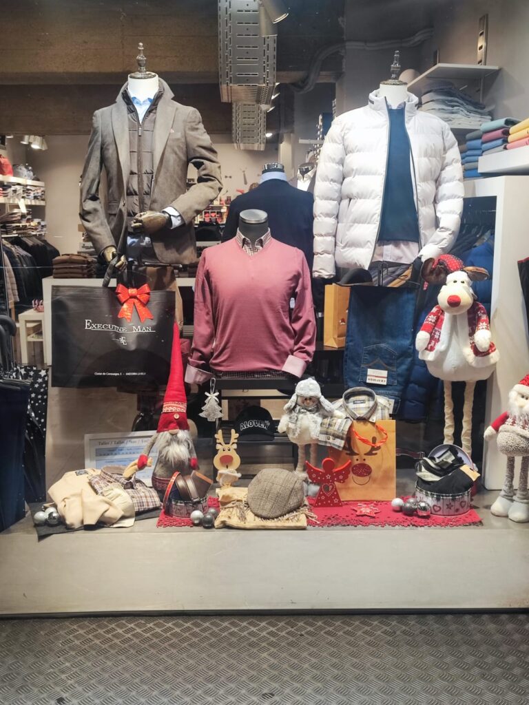 Presentamos Executive Man, la tienda de vestidos de señor líder en Andorra, situada a 3 minutos de la calle más comercial de Andorra la Vella; como referencia, estamos detrás de la oficina principal de la Banca Mora y junto a uno de los mejores restaurantes de andorra la Vella: ANGEL BELMONTE. Enfrente tenemos Arte y Pan. Es importante comunicar que todos los trajes de señor (trajes de caballero) están fabricados o comprados en la empresa más relevante de España en “Trajes de Caballero y Moda Masculina”. Somos una tienda especializada en ofrecerte la mejor calidad al mejor precio en moda masculina, ropa de uso diario, ropa de trabajo e incluso ropa de gala. Estamos en el corazón de Andorra la Vella, Executive Man es sinónimo de elegancia y distinción para el hombre clásico o moderno, que valora la presencia en cualquier ocasión. En nuestra tienda encontrarás una amplia gama de trajes de señor ideales para negocios, celebraciones o momentos especiales. Disponemos de americanas, pantalones, polos, jerséis y abrigos confeccionados con materiales seleccionados, que proporcionan confort, estilo y durabilidad. Nuestro equipo te asesorará para que encuentres el cortado perfecto y te sientas seguro y elegante. La selección de camisas varía desde las más clásicas y formales hasta modelos Sport y de diseño exclusivo. Completa tu look con corbatas, pajaritos, corbatines, cinturones, fulares y toda clase de ropa de vestir para hombres, para personalizar tu aspecto, cada detalle con mucha clase. Para los días más frescos, disponemos de jerséis, cárdigans y polos de invierno o verano de distintos estilos y colores. No sólo pensamos en el exterior: Executive Man también ofrecerá en un futuro underwear de calidad, relojes elegantes y fragancias que completan tu outfit. También carteras, lleva tarjetas de crédito, gorras o maletines para llevar los documentos al trabajo, a tu trabajo o reuniones, de forma elegante. Descubre nuestras colecciones de complementos, como pañuelos de bolsillo, regalos, mochilas y gafas de sol. No olvides la amplia sección de corbatas de diseño. Nos adaptamos a las últimas tendencias sin renunciar a la esencia de la moda atemporal. Con tallas diversas, hasta la 62 y en ocasiones la 70, es decir tallas grandes, promovemos la inclusión y el buen gusto para todos los hombres. La excelente relación calidad-precio y el servicio personalizado son nuestra marca de la casa. Te invitamos a visitar nuestro Facebook https://www.facebook.com/executive.and/ I a seguirnos para estar al día de promociones, novedades y consejos de moda. Estamos creando una nueva web para facilitar la compra online y asesoramiento a distancia. Para consultas o encargos, llámanos al +376824714 y déjate sorprender por el verdadero estilo Executive Man. Descubre el universo de la moda masculina pensada para ti: vestidos, camisas, corbatas y complementos, siempre con la confianza y garantía de Executive Man Andorra. #ExecutiveManAndorra #ModaHome #QualitatIPreu #VestitsDeSenyor #ComplementsElegants #EstilModern #ModaATemporal #AndorraLaVella #Presentem Executive Man, la botiga de vestits de senyor líder a Andorra, situada a 3 minuts del carrer més comercial d’Andorra la Vella, com a referència estem darrere l’oficina principal de la Banca Mora i al costat d’un dels millors restaurants d’andorra la Vella: ANGEL BELMONTE. Al davant tenim Art i Pa. És important comunicar que tots els vestits de senyor (Trajes de caballero) estan fabricats comprats a l’empresa més important d’Espanya en “Trajes de Caballero y Moda masculina”. Som una botiga especialitzada a oferir-te la millor qualitat al millor preu en moda masculina, roba d’ús diari, roba per la feina i fins i tot roba de gala. Estem al cor d’Andorra la Vella, Executive Man és sinònim d’elegància i distinció per a l’home clàssic o modern, que valora la presència en qualsevol ocasió. A la nostra botiga trobaràs una gamma àmplia de vestits de senyor ideals per a negocis, celebracions o moments especials. Disposem d’americanes, pantalons, polos, jerseis i abrics confeccionats amb materials seleccionats, que proporcionen confort, estil i durabilitat. El nostre equip t’assessorarà perquè trobis el tallat perfecte i et sentis segur i elegant. La selecció de camises varia des de les més clàssiques i formals fins a models Sport i de disseny exclusiu. Completa el teu look amb corbates, llacets, corbatins, cinturons, fulards i tota classe de roba de vestir per homes, per personalitzar el teu aspecte cada detall amb molta classe. Per als dies més frescos, disposem de jerseis, càrdigans i polos d’hivern o estiu de diversos estils i colors. No només pensem en l’exterior: Executive Man també oferirà en un futur “underwear” de qualitat, rellotges elegants i fragàncies que completen el teu “outfit”. També carteres, porta targetes de crèdit, gorres o maletins per portar els documents a la feina, al teu treball o reunions, d’una manera elegant. Descobreix les nostres col·leccions de complements, com mocadors de butxaca, regals, motxilles i ulleres de sol. No oblidis l’àmplia secció de corbates de disseny. Ens adaptem a les darreres tendències sense renunciar a l’essència de la moda atemporal. Amb talles diverses, fins a la 62 i a vegades la 70, és a dir talles grans, promovem la inclusió i el bon gust per a tots els homes. La molt bona relació qualitat-preu i el servei personalitzat són la nostra marca de la casa. Et convidem a visitar el nostre Facebook https://www.facebook.com/executive.and/ I a seguir-nos per estar al dia de promocions, novetats i consells de moda. Estem creant una nova web per facilitar la compra online i l’assessorament a distància. Per a consultes o encàrrecs, truca’ns al +376824714 i deixa’t sorprendre pel veritable estil Executive Man. Descobreix l’univers de la moda masculina pensada per a tu: vestits, camises, corbates i complements, sempre amb la confiança i garantia d’Executive Man Andorra. #ExecutiveManAndorra #ModaHome #QualitatIPreu #VestitsDeSenyor #ComplementsElegants #EstilModern #ModaATemporal #AndorraLaVella