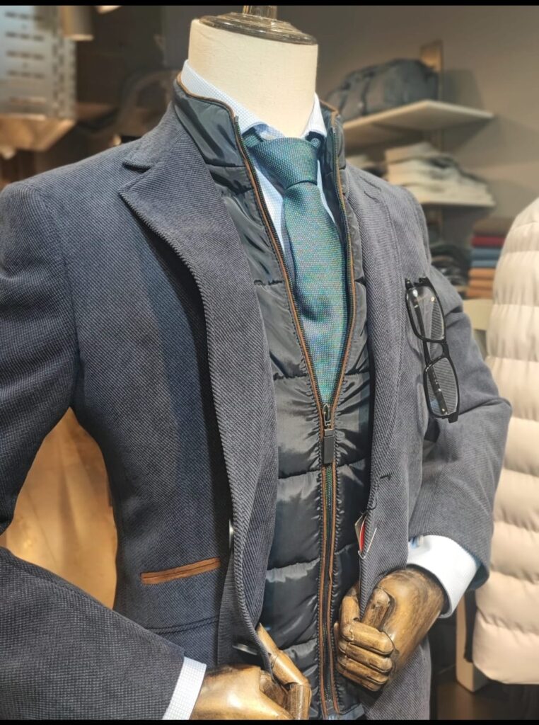 Presentamos Executive Man, la tienda de vestidos de señor líder en Andorra, situada a 3 minutos de la calle más comercial de Andorra la Vella; como referencia, estamos detrás de la oficina principal de la Banca Mora y junto a uno de los mejores restaurantes de andorra la Vella: ANGEL BELMONTE. Enfrente tenemos Arte y Pan. Es importante comunicar que todos los trajes de señor (trajes de caballero) están fabricados o comprados en la empresa más relevante de España en “Trajes de Caballero y Moda Masculina”. Somos una tienda especializada en ofrecerte la mejor calidad al mejor precio en moda masculina, ropa de uso diario, ropa de trabajo e incluso ropa de gala. Estamos en el corazón de Andorra la Vella, Executive Man es sinónimo de elegancia y distinción para el hombre clásico o moderno, que valora la presencia en cualquier ocasión. En nuestra tienda encontrarás una amplia gama de trajes de señor ideales para negocios, celebraciones o momentos especiales. Disponemos de americanas, pantalones, polos, jerséis y abrigos confeccionados con materiales seleccionados, que proporcionan confort, estilo y durabilidad. Nuestro equipo te asesorará para que encuentres el cortado perfecto y te sientas seguro y elegante. La selección de camisas varía desde las más clásicas y formales hasta modelos Sport y de diseño exclusivo. Completa tu look con corbatas, pajaritos, corbatines, cinturones, fulares y toda clase de ropa de vestir para hombres, para personalizar tu aspecto, cada detalle con mucha clase. Para los días más frescos, disponemos de jerséis, cárdigans y polos de invierno o verano de distintos estilos y colores. No sólo pensamos en el exterior: Executive Man también ofrecerá en un futuro underwear de calidad, relojes elegantes y fragancias que completan tu outfit. También carteras, lleva tarjetas de crédito, gorras o maletines para llevar los documentos al trabajo, a tu trabajo o reuniones, de forma elegante. Descubre nuestras colecciones de complementos, como pañuelos de bolsillo, regalos, mochilas y gafas de sol. No olvides la amplia sección de corbatas de diseño. Nos adaptamos a las últimas tendencias sin renunciar a la esencia de la moda atemporal. Con tallas diversas, hasta la 62 y en ocasiones la 70, es decir tallas grandes, promovemos la inclusión y el buen gusto para todos los hombres. La excelente relación calidad-precio y el servicio personalizado son nuestra marca de la casa. Te invitamos a visitar nuestro Facebook https://www.facebook.com/executive.and/ I a seguirnos para estar al día de promociones, novedades y consejos de moda. Estamos creando una nueva web para facilitar la compra online y asesoramiento a distancia. Para consultas o encargos, llámanos al +376824714 y déjate sorprender por el verdadero estilo Executive Man. Descubre el universo de la moda masculina pensada para ti: vestidos, camisas, corbatas y complementos, siempre con la confianza y garantía de Executive Man Andorra. #ExecutiveManAndorra #ModaHome #QualitatIPreu #VestitsDeSenyor #ComplementsElegants #EstilModern #ModaATemporal #AndorraLaVella #Presentem Executive Man, la botiga de vestits de senyor líder a Andorra, situada a 3 minuts del carrer més comercial d’Andorra la Vella, com a referència estem darrere l’oficina principal de la Banca Mora i al costat d’un dels millors restaurants d’andorra la Vella: ANGEL BELMONTE. Al davant tenim Art i Pa. És important comunicar que tots els vestits de senyor (Trajes de caballero) estan fabricats comprats a l’empresa més important d’Espanya en “Trajes de Caballero y Moda masculina”. Som una botiga especialitzada a oferir-te la millor qualitat al millor preu en moda masculina, roba d’ús diari, roba per la feina i fins i tot roba de gala. Estem al cor d’Andorra la Vella, Executive Man és sinònim d’elegància i distinció per a l’home clàssic o modern, que valora la presència en qualsevol ocasió. A la nostra botiga trobaràs una gamma àmplia de vestits de senyor ideals per a negocis, celebracions o moments especials. Disposem d’americanes, pantalons, polos, jerseis i abrics confeccionats amb materials seleccionats, que proporcionen confort, estil i durabilitat. El nostre equip t’assessorarà perquè trobis el tallat perfecte i et sentis segur i elegant. La selecció de camises varia des de les més clàssiques i formals fins a models Sport i de disseny exclusiu. Completa el teu look amb corbates, llacets, corbatins, cinturons, fulards i tota classe de roba de vestir per homes, per personalitzar el teu aspecte cada detall amb molta classe. Per als dies més frescos, disposem de jerseis, càrdigans i polos d’hivern o estiu de diversos estils i colors. No només pensem en l’exterior: Executive Man també oferirà en un futur “underwear” de qualitat, rellotges elegants i fragàncies que completen el teu “outfit”. També carteres, porta targetes de crèdit, gorres o maletins per portar els documents a la feina, al teu treball o reunions, d’una manera elegant. Descobreix les nostres col·leccions de complements, com mocadors de butxaca, regals, motxilles i ulleres de sol. No oblidis l’àmplia secció de corbates de disseny. Ens adaptem a les darreres tendències sense renunciar a l’essència de la moda atemporal. Amb talles diverses, fins a la 62 i a vegades la 70, és a dir talles grans, promovem la inclusió i el bon gust per a tots els homes. La molt bona relació qualitat-preu i el servei personalitzat són la nostra marca de la casa. Et convidem a visitar el nostre Facebook https://www.facebook.com/executive.and/ I a seguir-nos per estar al dia de promocions, novetats i consells de moda. Estem creant una nova web per facilitar la compra online i l’assessorament a distància. Per a consultes o encàrrecs, truca’ns al +376824714 i deixa’t sorprendre pel veritable estil Executive Man. Descobreix l’univers de la moda masculina pensada per a tu: vestits, camises, corbates i complements, sempre amb la confiança i garantia d’Executive Man Andorra. #ExecutiveManAndorra #ModaHome #QualitatIPreu #VestitsDeSenyor #ComplementsElegants #EstilModern #ModaATemporal #AndorraLaVella