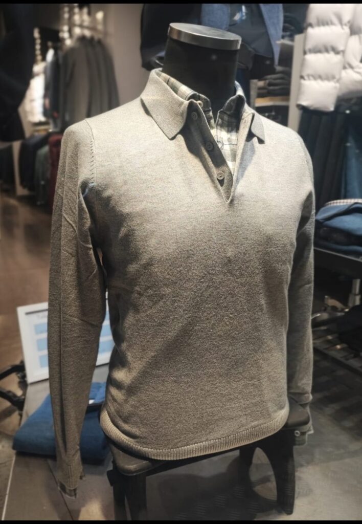 Presentamos Executive Man, la tienda de vestidos de señor líder en Andorra, situada a 3 minutos de la calle más comercial de Andorra la Vella; como referencia, estamos detrás de la oficina principal de la Banca Mora y junto a uno de los mejores restaurantes de andorra la Vella: ANGEL BELMONTE. Enfrente tenemos Arte y Pan. Es importante comunicar que todos los trajes de señor (trajes de caballero) están fabricados o comprados en la empresa más relevante de España en “Trajes de Caballero y Moda Masculina”. Somos una tienda especializada en ofrecerte la mejor calidad al mejor precio en moda masculina, ropa de uso diario, ropa de trabajo e incluso ropa de gala. Estamos en el corazón de Andorra la Vella, Executive Man es sinónimo de elegancia y distinción para el hombre clásico o moderno, que valora la presencia en cualquier ocasión. En nuestra tienda encontrarás una amplia gama de trajes de señor ideales para negocios, celebraciones o momentos especiales. Disponemos de americanas, pantalones, polos, jerséis y abrigos confeccionados con materiales seleccionados, que proporcionan confort, estilo y durabilidad. Nuestro equipo te asesorará para que encuentres el cortado perfecto y te sientas seguro y elegante. La selección de camisas varía desde las más clásicas y formales hasta modelos Sport y de diseño exclusivo. Completa tu look con corbatas, pajaritos, corbatines, cinturones, fulares y toda clase de ropa de vestir para hombres, para personalizar tu aspecto, cada detalle con mucha clase. Para los días más frescos, disponemos de jerséis, cárdigans y polos de invierno o verano de distintos estilos y colores. No sólo pensamos en el exterior: Executive Man también ofrecerá en un futuro underwear de calidad, relojes elegantes y fragancias que completan tu outfit. También carteras, lleva tarjetas de crédito, gorras o maletines para llevar los documentos al trabajo, a tu trabajo o reuniones, de forma elegante. Descubre nuestras colecciones de complementos, como pañuelos de bolsillo, regalos, mochilas y gafas de sol. No olvides la amplia sección de corbatas de diseño. Nos adaptamos a las últimas tendencias sin renunciar a la esencia de la moda atemporal. Con tallas diversas, hasta la 62 y en ocasiones la 70, es decir tallas grandes, promovemos la inclusión y el buen gusto para todos los hombres. La excelente relación calidad-precio y el servicio personalizado son nuestra marca de la casa. Te invitamos a visitar nuestro Facebook https://www.facebook.com/executive.and/ I a seguirnos para estar al día de promociones, novedades y consejos de moda. Estamos creando una nueva web para facilitar la compra online y asesoramiento a distancia. Para consultas o encargos, llámanos al +376824714 y déjate sorprender por el verdadero estilo Executive Man. Descubre el universo de la moda masculina pensada para ti: vestidos, camisas, corbatas y complementos, siempre con la confianza y garantía de Executive Man Andorra. #ExecutiveManAndorra #ModaHome #QualitatIPreu #VestitsDeSenyor #ComplementsElegants #EstilModern #ModaATemporal #AndorraLaVella #Presentem Executive Man, la botiga de vestits de senyor líder a Andorra, situada a 3 minuts del carrer més comercial d’Andorra la Vella, com a referència estem darrere l’oficina principal de la Banca Mora i al costat d’un dels millors restaurants d’andorra la Vella: ANGEL BELMONTE. Al davant tenim Art i Pa. És important comunicar que tots els vestits de senyor (Trajes de caballero) estan fabricats comprats a l’empresa més important d’Espanya en “Trajes de Caballero y Moda masculina”. Som una botiga especialitzada a oferir-te la millor qualitat al millor preu en moda masculina, roba d’ús diari, roba per la feina i fins i tot roba de gala. Estem al cor d’Andorra la Vella, Executive Man és sinònim d’elegància i distinció per a l’home clàssic o modern, que valora la presència en qualsevol ocasió. A la nostra botiga trobaràs una gamma àmplia de vestits de senyor ideals per a negocis, celebracions o moments especials. Disposem d’americanes, pantalons, polos, jerseis i abrics confeccionats amb materials seleccionats, que proporcionen confort, estil i durabilitat. El nostre equip t’assessorarà perquè trobis el tallat perfecte i et sentis segur i elegant. La selecció de camises varia des de les més clàssiques i formals fins a models Sport i de disseny exclusiu. Completa el teu look amb corbates, llacets, corbatins, cinturons, fulards i tota classe de roba de vestir per homes, per personalitzar el teu aspecte cada detall amb molta classe. Per als dies més frescos, disposem de jerseis, càrdigans i polos d’hivern o estiu de diversos estils i colors. No només pensem en l’exterior: Executive Man també oferirà en un futur “underwear” de qualitat, rellotges elegants i fragàncies que completen el teu “outfit”. També carteres, porta targetes de crèdit, gorres o maletins per portar els documents a la feina, al teu treball o reunions, d’una manera elegant. Descobreix les nostres col·leccions de complements, com mocadors de butxaca, regals, motxilles i ulleres de sol. No oblidis l’àmplia secció de corbates de disseny. Ens adaptem a les darreres tendències sense renunciar a l’essència de la moda atemporal. Amb talles diverses, fins a la 62 i a vegades la 70, és a dir talles grans, promovem la inclusió i el bon gust per a tots els homes. La molt bona relació qualitat-preu i el servei personalitzat són la nostra marca de la casa. Et convidem a visitar el nostre Facebook https://www.facebook.com/executive.and/ I a seguir-nos per estar al dia de promocions, novetats i consells de moda. Estem creant una nova web per facilitar la compra online i l’assessorament a distància. Per a consultes o encàrrecs, truca’ns al +376824714 i deixa’t sorprendre pel veritable estil Executive Man. Descobreix l’univers de la moda masculina pensada per a tu: vestits, camises, corbates i complements, sempre amb la confiança i garantia d’Executive Man Andorra. #ExecutiveManAndorra #ModaHome #QualitatIPreu #VestitsDeSenyor #ComplementsElegants #EstilModern #ModaATemporal #AndorraLaVella