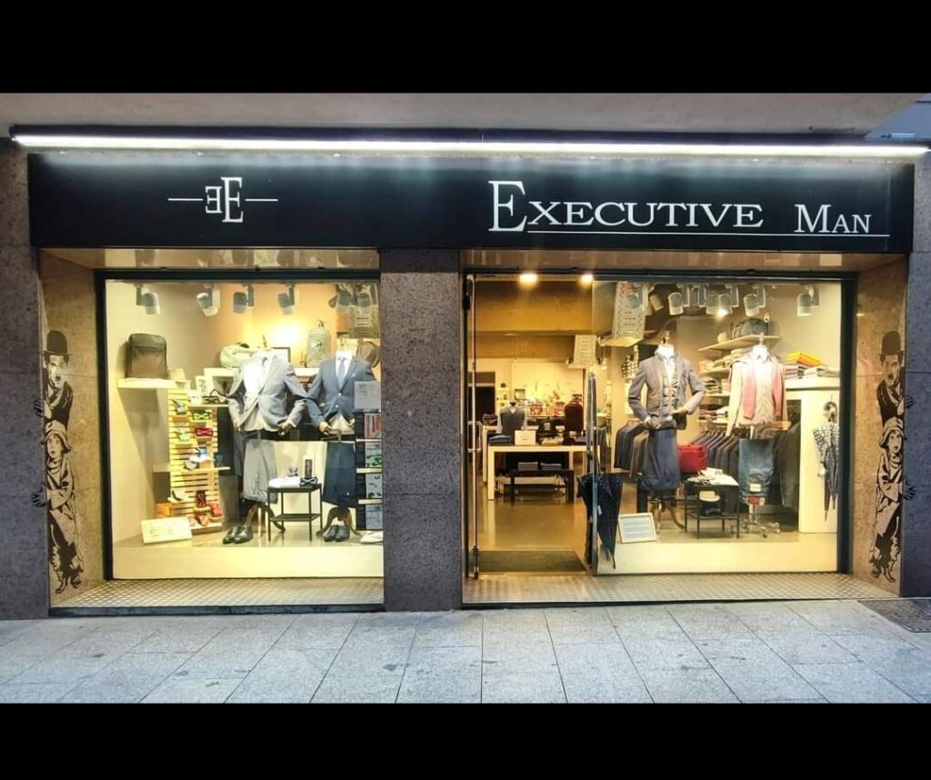 Presentamos Executive Man, la tienda de vestidos de señor líder en Andorra, situada a 3 minutos de la calle más comercial de Andorra la Vella; como referencia, estamos detrás de la oficina principal de la Banca Mora y junto a uno de los mejores restaurantes de andorra la Vella: ANGEL BELMONTE. Enfrente tenemos Arte y Pan. Es importante comunicar que todos los trajes de señor (trajes de caballero) están fabricados o comprados en la empresa más relevante de España en “Trajes de Caballero y Moda Masculina”. Somos una tienda especializada en ofrecerte la mejor calidad al mejor precio en moda masculina, ropa de uso diario, ropa de trabajo e incluso ropa de gala. Estamos en el corazón de Andorra la Vella, Executive Man es sinónimo de elegancia y distinción para el hombre clásico o moderno, que valora la presencia en cualquier ocasión. En nuestra tienda encontrarás una amplia gama de trajes de señor ideales para negocios, celebraciones o momentos especiales. Disponemos de americanas, pantalones, polos, jerséis y abrigos confeccionados con materiales seleccionados, que proporcionan confort, estilo y durabilidad. Nuestro equipo te asesorará para que encuentres el cortado perfecto y te sientas seguro y elegante. La selección de camisas varía desde las más clásicas y formales hasta modelos Sport y de diseño exclusivo. Completa tu look con corbatas, pajaritos, corbatines, cinturones, fulares y toda clase de ropa de vestir para hombres, para personalizar tu aspecto, cada detalle con mucha clase. Para los días más frescos, disponemos de jerséis, cárdigans y polos de invierno o verano de distintos estilos y colores. No sólo pensamos en el exterior: Executive Man también ofrecerá en un futuro underwear de calidad, relojes elegantes y fragancias que completan tu outfit. También carteras, lleva tarjetas de crédito, gorras o maletines para llevar los documentos al trabajo, a tu trabajo o reuniones, de forma elegante. Descubre nuestras colecciones de complementos, como pañuelos de bolsillo, regalos, mochilas y gafas de sol. No olvides la amplia sección de corbatas de diseño. Nos adaptamos a las últimas tendencias sin renunciar a la esencia de la moda atemporal. Con tallas diversas, hasta la 62 y en ocasiones la 70, es decir tallas grandes, promovemos la inclusión y el buen gusto para todos los hombres. La excelente relación calidad-precio y el servicio personalizado son nuestra marca de la casa. Te invitamos a visitar nuestro Facebook https://www.facebook.com/executive.and/ I a seguirnos para estar al día de promociones, novedades y consejos de moda. Estamos creando una nueva web para facilitar la compra online y asesoramiento a distancia. Para consultas o encargos, llámanos al +376824714 y déjate sorprender por el verdadero estilo Executive Man. Descubre el universo de la moda masculina pensada para ti: vestidos, camisas, corbatas y complementos, siempre con la confianza y garantía de Executive Man Andorra. #ExecutiveManAndorra #ModaHome #QualitatIPreu #VestitsDeSenyor #ComplementsElegants #EstilModern #ModaATemporal #AndorraLaVella #Presentem Executive Man, la botiga de vestits de senyor líder a Andorra, situada a 3 minuts del carrer més comercial d’Andorra la Vella, com a referència estem darrere l’oficina principal de la Banca Mora i al costat d’un dels millors restaurants d’andorra la Vella: ANGEL BELMONTE. Al davant tenim Art i Pa. És important comunicar que tots els vestits de senyor (Trajes de caballero) estan fabricats comprats a l’empresa més important d’Espanya en “Trajes de Caballero y Moda masculina”. Som una botiga especialitzada a oferir-te la millor qualitat al millor preu en moda masculina, roba d’ús diari, roba per la feina i fins i tot roba de gala. Estem al cor d’Andorra la Vella, Executive Man és sinònim d’elegància i distinció per a l’home clàssic o modern, que valora la presència en qualsevol ocasió. A la nostra botiga trobaràs una gamma àmplia de vestits de senyor ideals per a negocis, celebracions o moments especials. Disposem d’americanes, pantalons, polos, jerseis i abrics confeccionats amb materials seleccionats, que proporcionen confort, estil i durabilitat. El nostre equip t’assessorarà perquè trobis el tallat perfecte i et sentis segur i elegant. La selecció de camises varia des de les més clàssiques i formals fins a models Sport i de disseny exclusiu. Completa el teu look amb corbates, llacets, corbatins, cinturons, fulards i tota classe de roba de vestir per homes, per personalitzar el teu aspecte cada detall amb molta classe. Per als dies més frescos, disposem de jerseis, càrdigans i polos d’hivern o estiu de diversos estils i colors. No només pensem en l’exterior: Executive Man també oferirà en un futur “underwear” de qualitat, rellotges elegants i fragàncies que completen el teu “outfit”. També carteres, porta targetes de crèdit, gorres o maletins per portar els documents a la feina, al teu treball o reunions, d’una manera elegant. Descobreix les nostres col·leccions de complements, com mocadors de butxaca, regals, motxilles i ulleres de sol. No oblidis l’àmplia secció de corbates de disseny. Ens adaptem a les darreres tendències sense renunciar a l’essència de la moda atemporal. Amb talles diverses, fins a la 62 i a vegades la 70, és a dir talles grans, promovem la inclusió i el bon gust per a tots els homes. La molt bona relació qualitat-preu i el servei personalitzat són la nostra marca de la casa. Et convidem a visitar el nostre Facebook https://www.facebook.com/executive.and/ I a seguir-nos per estar al dia de promocions, novetats i consells de moda. Estem creant una nova web per facilitar la compra online i l’assessorament a distància. Per a consultes o encàrrecs, truca’ns al +376824714 i deixa’t sorprendre pel veritable estil Executive Man. Descobreix l’univers de la moda masculina pensada per a tu: vestits, camises, corbates i complements, sempre amb la confiança i garantia d’Executive Man Andorra. #ExecutiveManAndorra #ModaHome #QualitatIPreu #VestitsDeSenyor #ComplementsElegants #EstilModern #ModaATemporal #AndorraLaVella